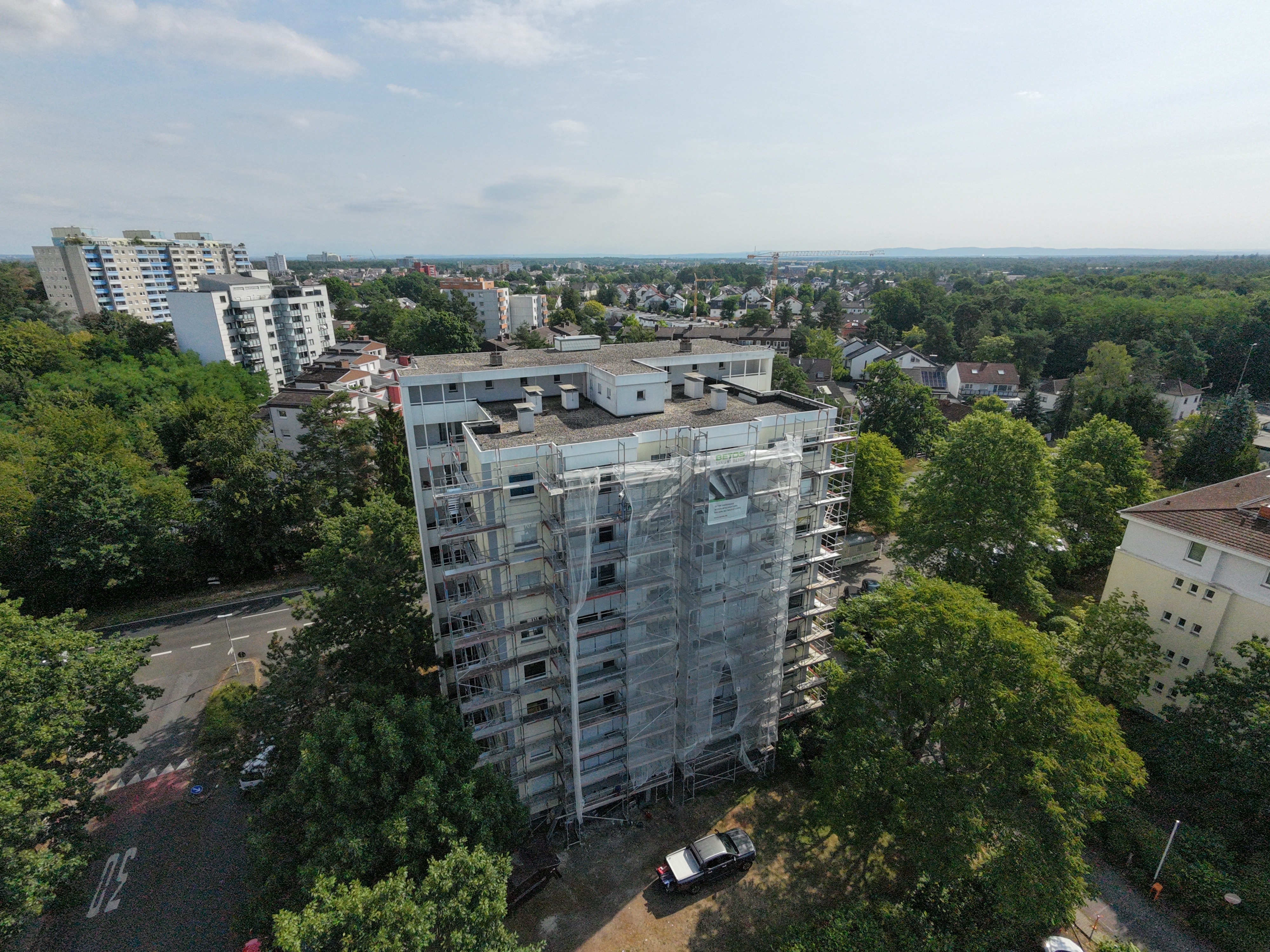 Luftaufnahme des eingerüsteten Wohngebäudes während der Balkoninstandsetzung in Heusenstamm