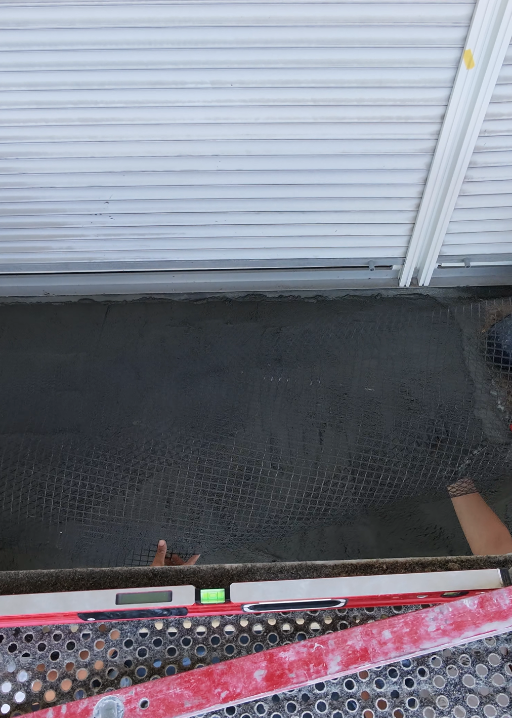 Carbongitter in der frischen Mörtellage eines Balkons