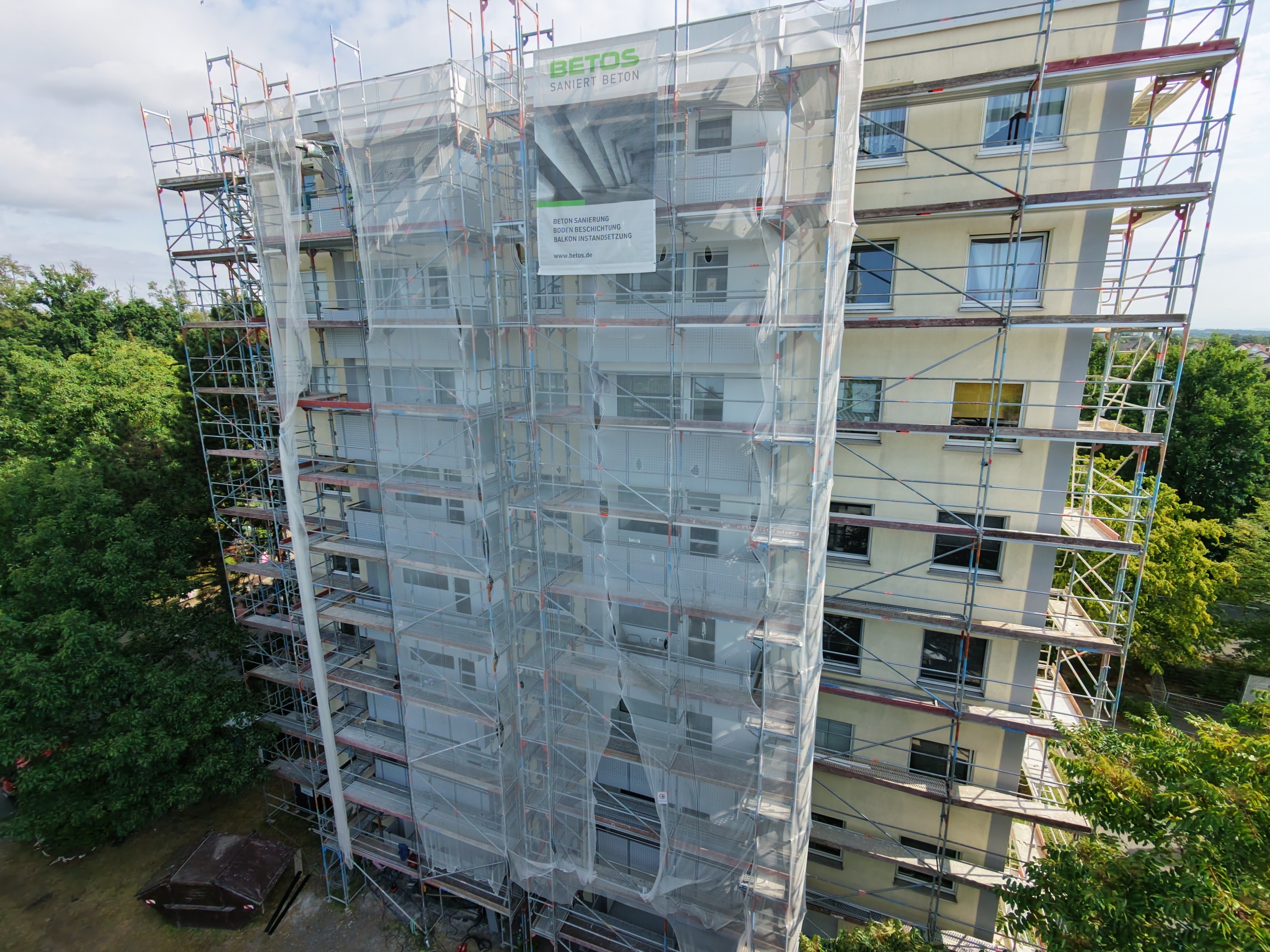 Gerüstete Fassade während der Balkoninstandsetzung