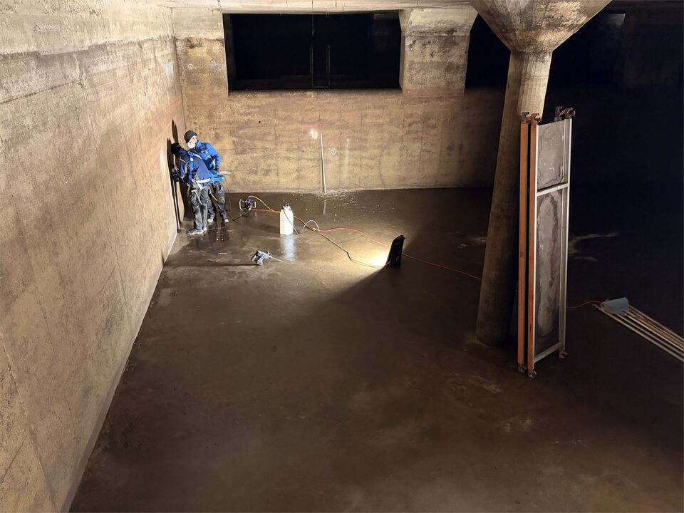 Arbeiten an der Betonwand des Beckens