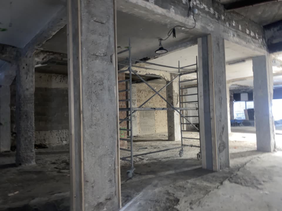 Freigelegte Bewehrung an einem Stahlbetonunterzug