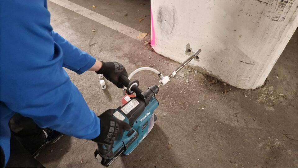 Bohrung an einer Stütze der Tiefgarage