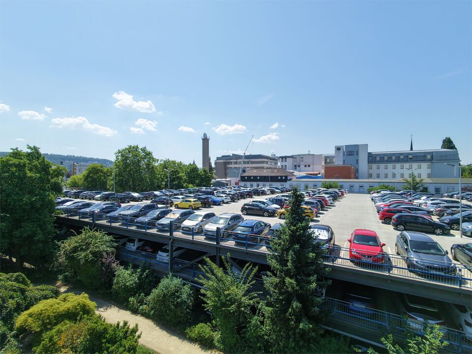 Parkdeck Barmherzige Brüder mit Klinikgebäude