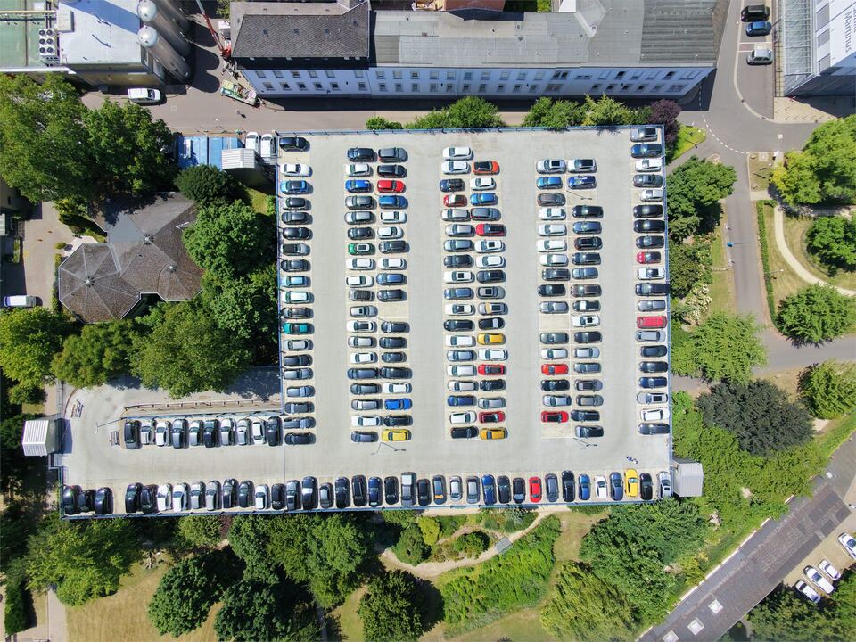 Senkrechte Drohnenaufnahme des Parkdecks